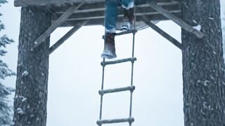 Winter Survival The Treehouse Escape from Hungry #WinterSurvival #TreehouseEscape #WolfAttack