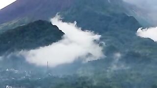 Warga Desa nya setiap hari penyegaran mata memandang gagah nya Gunung Merapi???? Ada yang tau apa nama Desa nya ???