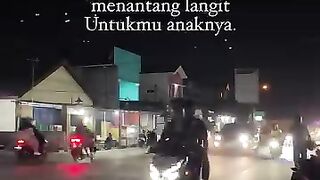 Lalu doa doa baluri sekujur tubuhku  Dengan apa membalas  Ibu