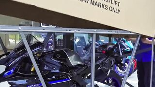 unboxing Yamaha R1 M