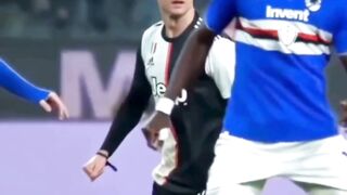 Cristiano Ronaldo mencetak salah satu gol sundulan paling ikonik dalam kariernya saat Juventus menghadapi Sampdoria di Serie A