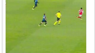 Bayangin… Viktor Gyökeres kayak “maksa” Bukayo Saka buat ngasih assist ke dia. ????