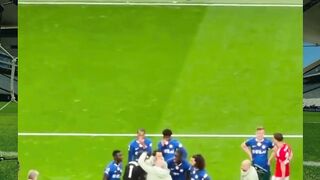 Sepak bola itu kejam, dan terkadang, mimpi bisa hancur hanya dalam 10 menit. ????