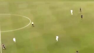 1 Mei 2005. Menit-menit akhir. Seorang bocah 17 tahun dengan jersey nomor 30 berdiri tanpa sorotan.