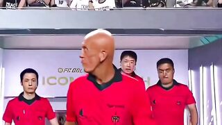Pierluigi Collina Wasit legendaris .