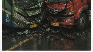 Bus ALS tabrakan dengan Mobil tangki