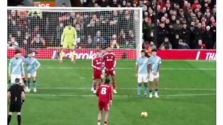 Salah satu free kick terbaik di liga inggris dari Dominik Szobozslai 2