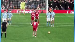 Salah satu free kick terbaik di liga inggris dari Dominik Szobozslai 3