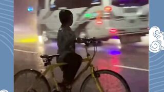 dia mengingatkan masa masa kecil selepas pulang ngaji nekat pulang meskipun kehujanan