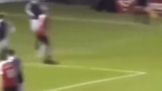 Jangan pernah lupa saat seorang penyusup lapangan mencetak gol dan merayakannya bersama tim????