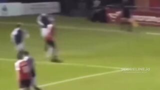 Jangan pernah lupa saat seorang penyusup lapangan mencetak gol dan merayakannya bersama tim???? 2