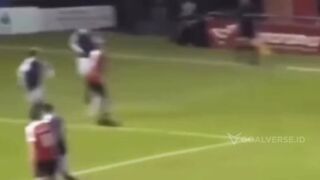 Jangan pernah lupa saat seorang penyusup lapangan mencetak gol dan merayakannya bersama tim???? 3