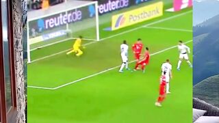 Penyelamatan kiper mengesankan di garis gawang ????⚽️