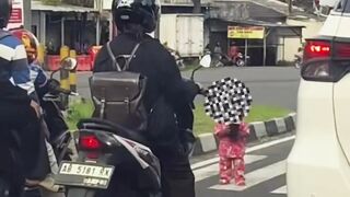 Ironisnya negeri ini balita disuruh mengemis
