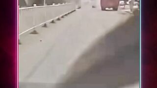 Longsoran batu menghantam sebuah truk