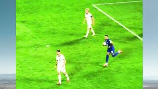 Menurut kalian, ini bentuk penghormatan atau malah penghinaan buat Hugo Ekitike? ????