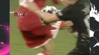 Banyak yang teriak penalti, tapi wasit tetap play on! ????
