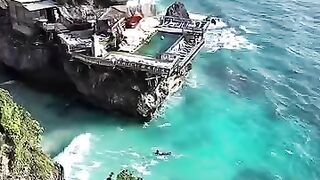 Ada banyak cara untuk menunjukkan rasa sayang, termasuk dengan memahami perasaannya. Vidio : Pantai Suluban Uluwatu Bali