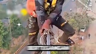 Rahasia Teknisi Pegang Kabel Tegangan Tinggi Tanpa Kesetrum!
