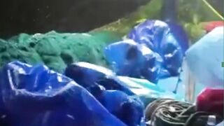 Lelaki tak akan berhenti sebagai pahlawan keluarga, sekalipun harus tidur menggunakan plastik saat hujan dilaut.