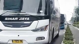 enak juga ya pulang kerja dijempur sopir pribadi yang ontime