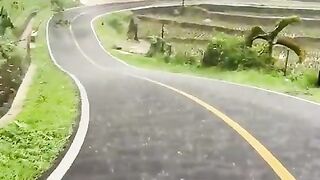 keren banget ini jalannya, hujannya deras tapi