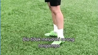 PANTESAN DONNARUMMA SUKA BAGI-BAGI SARUNG TANGAN...