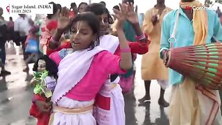 Watch Hindus cleanse themselves of their sins by taking a dip in the Ganges River