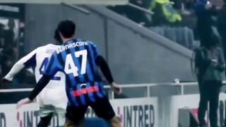 ini adalah momen keberanian dan kecerdasan murni yang menangkap jiwa permainan.