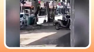 Seorang pria mendapat salam olahraga dari
