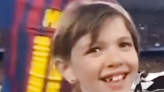Anak itu tidak bisa berhenti menatap Messi Hingga Alexis harus menyadarkannya.