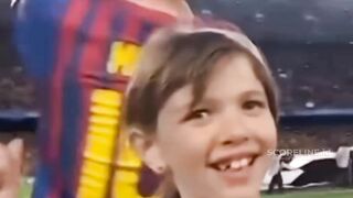 Anak itu tidak bisa berhenti menatap Messi Hingga Alexis harus menyadarkannya. 2
