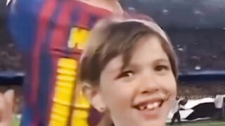 Anak itu tidak bisa berhenti menatap Messi Hingga Alexis harus menyadarkannya. 3