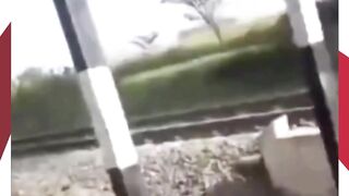 ???? Nekat Terobos Rel Kereta, Pengendara Motor Kena Tegur Petugas di Perbatasan Mojokerto–Krian