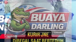 Kurir JNE berteduh karena hujan, diserang 4 pelaku, paket ikut dibegal. #kriminal #berita
