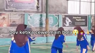 Ketika perempuan main bola ????????