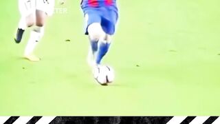 Ada pemain yang jago menggiring bola, dan kemudian ada Lionel Messi 3