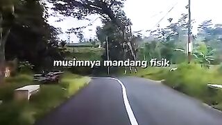 Perbaiki aklakmu jangan cuma wajahmu,,karena aklakmu bisa Membuat laki laki menetap, Tapi kalo cuma wajahmu hanya Akan membuat laki laki menatap,,