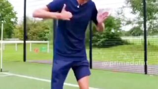 Peter Crouch, momen dia mencoba recreate gol voli ikoniknya