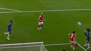 Semua pemain udah diem sepersekian detik… lalu BOOM ????⚽️