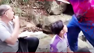 Niat Makan Santai di Hutan, Malah Ditemenin 'Penunggu' Bertopeng Putih