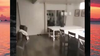 serem jga ada yg ngetok di luar pintu