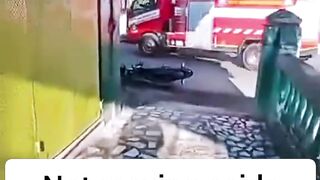 Not moving aside when the fire engine passed, the motorcyclist was hit by a fire engine