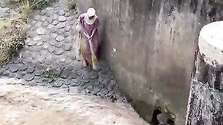 KEREN BANGET IBU IBU INI CARI IKAN DAPET BANYAK