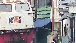 SEREM BANGET KERETANYA