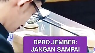 kereeen banget iiihhh si bapak kumis satu ini, bisa bisanya lagi rapat malah main game + ngerokok ????