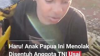 Haru! Anak Papua ini menolak disentuh anggota TNI usai pegang babi: “nanti abang tak bisa salat”.