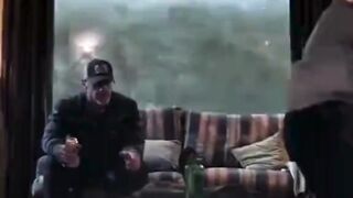 Bertahan Hidup di Tengah Banjir dan Ancaman Hiu! ????????