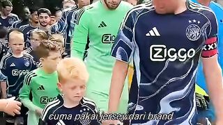 hampir semua klub besar menggunakan brand nike,adidas atau puma