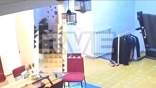 El pulpo presenta a su nueva bailarina una chica pelirroja y Dana se encarga de enseñarle